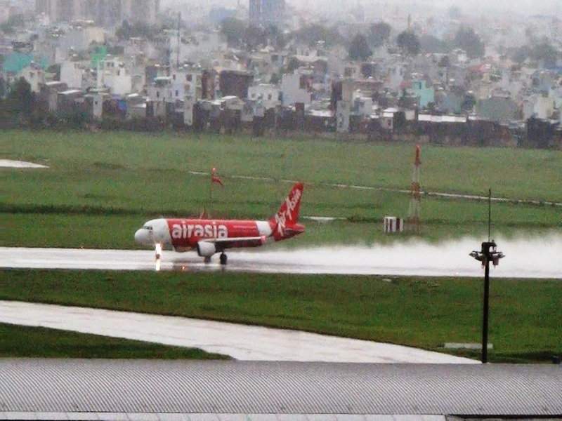 Mưa lớn, TP.HCM lại ngập nhiều nơi